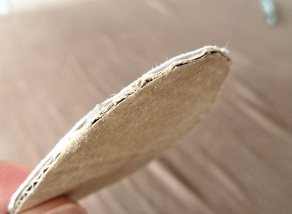 段ボールに貼って強度を増したアイテム