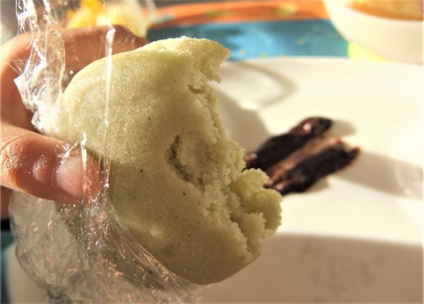 ほうれん草パンにチョコをつける