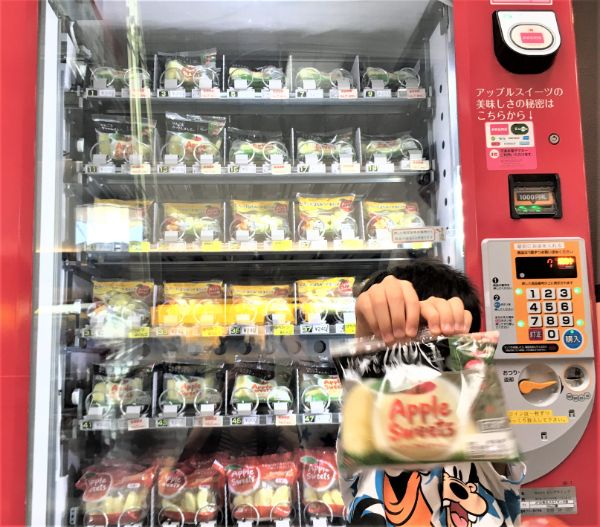 りんごの自販機で「りんご」購入