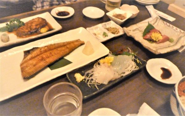 テーブルに並んだ海鮮料理