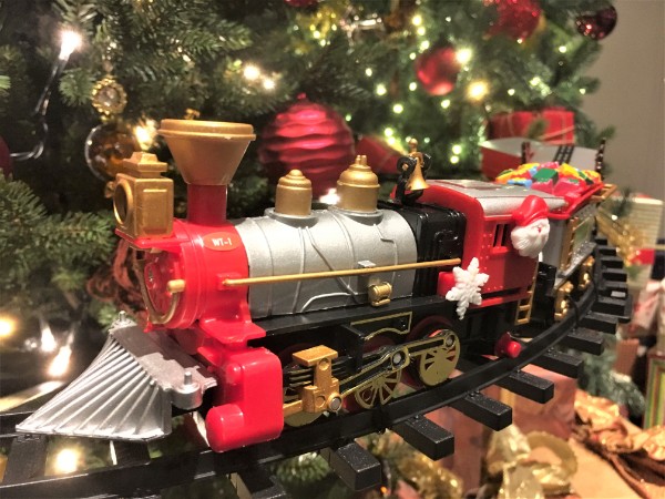 クリスマスツリーの周りを走る機関車(オブジェ)