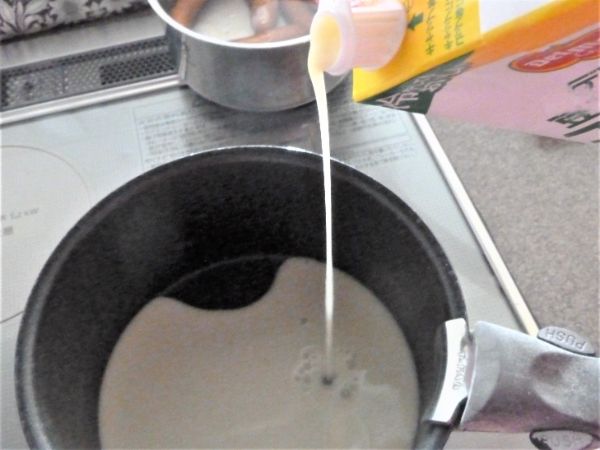 「豆乳でつくったコーンスープ」を注ぐ