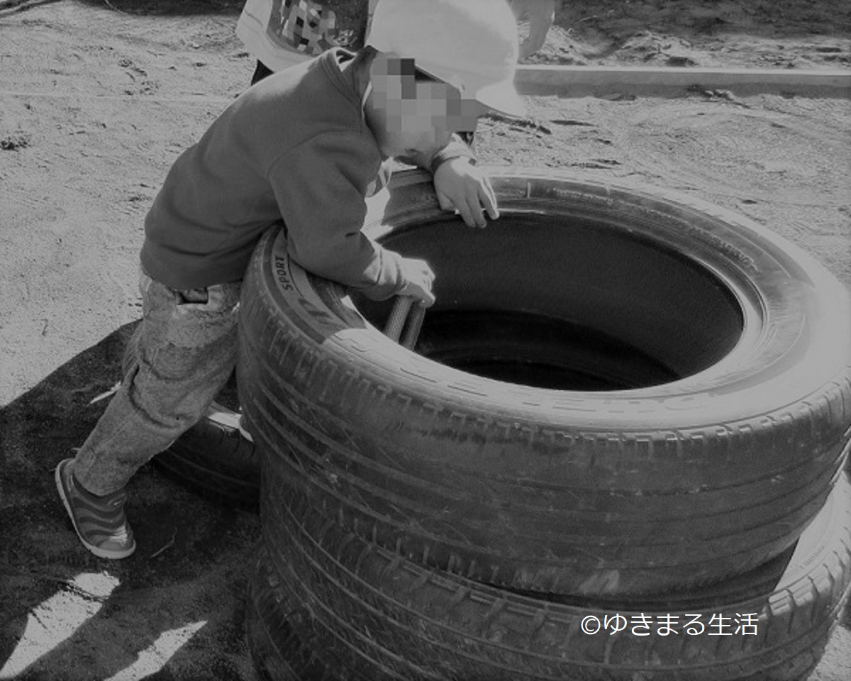 保育園で遊ぶ男の子
