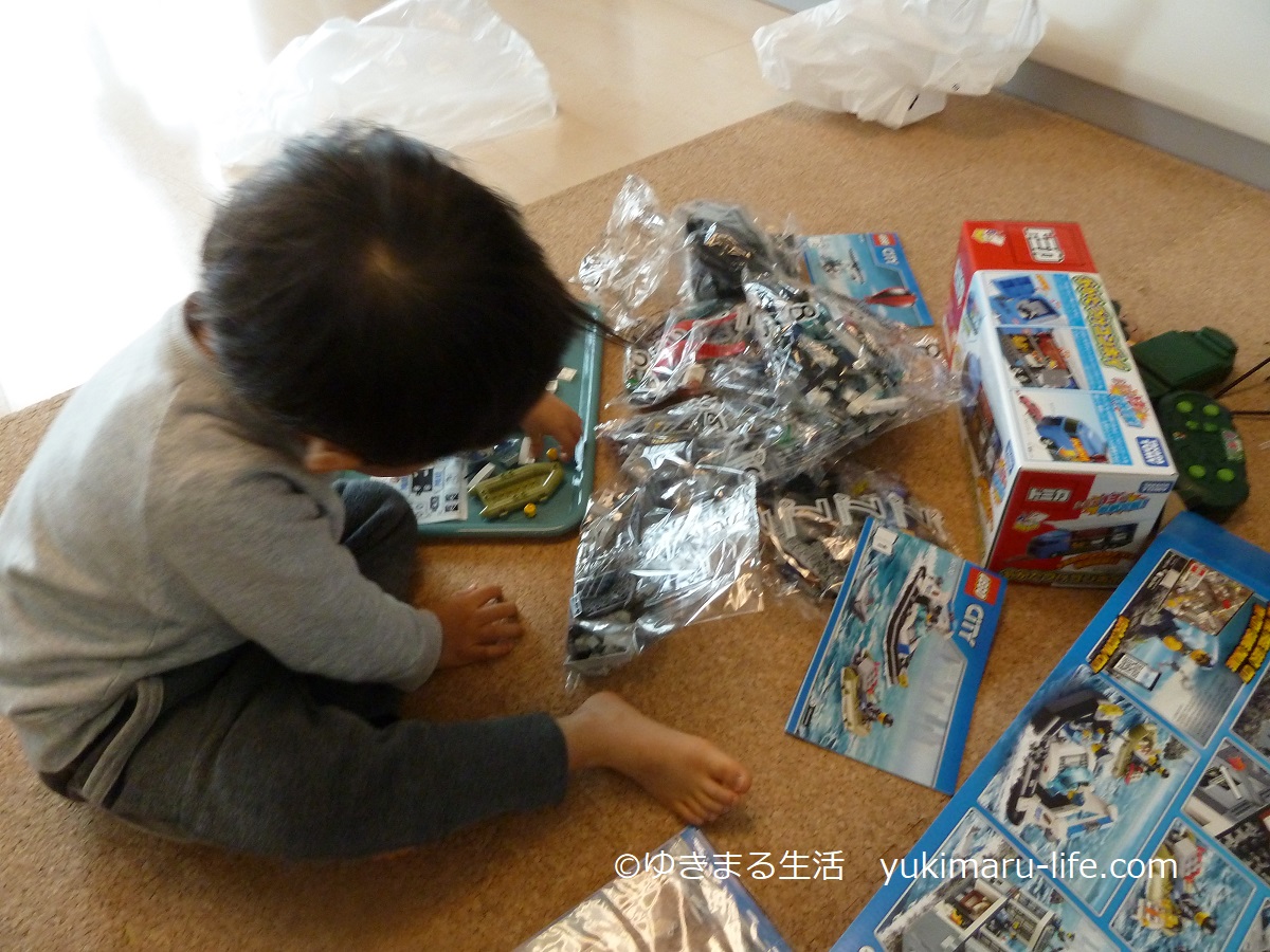ブロックで遊ぶ男の子
